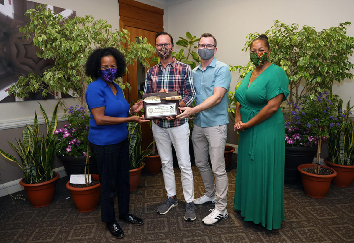 Allsbrook/Smith 1st Place Large Yard - Award