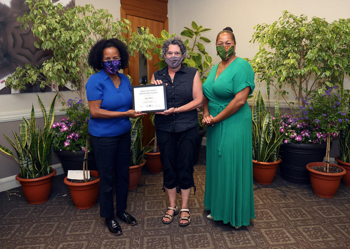 Galblum - 2nd Place Large Yard - award