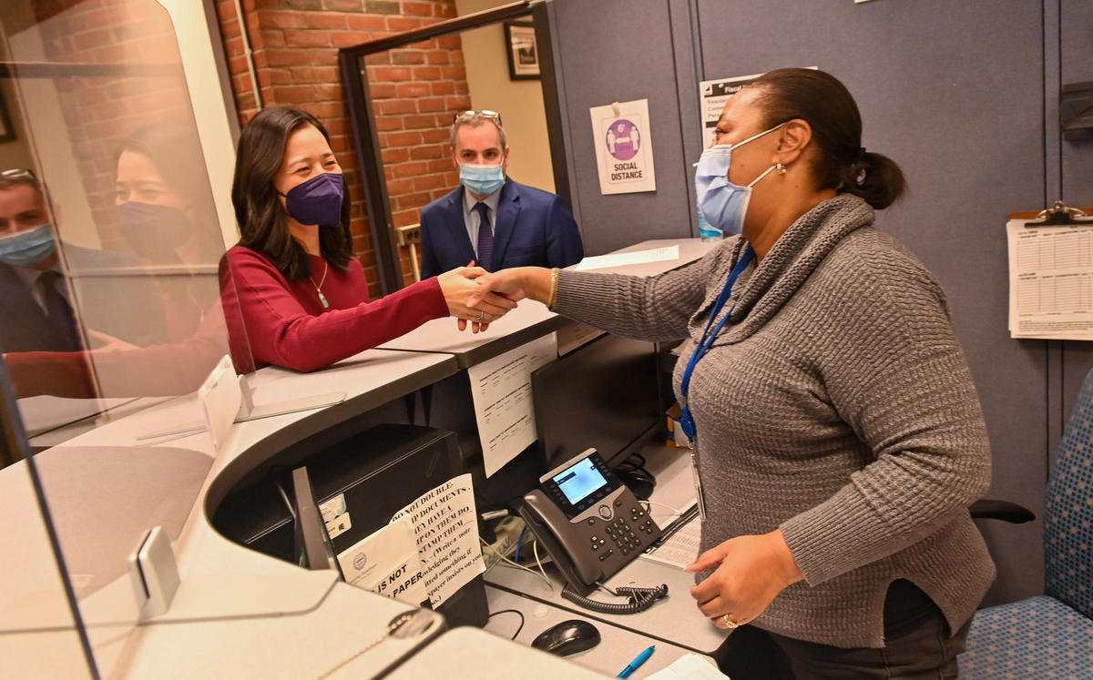 Mayor Wu shakes the hand of a city employee